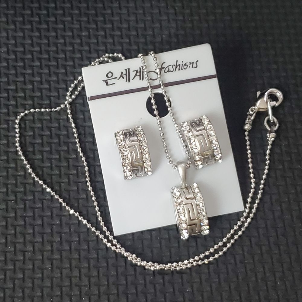 Set of Crystal Silver Tone Earring and Necklace